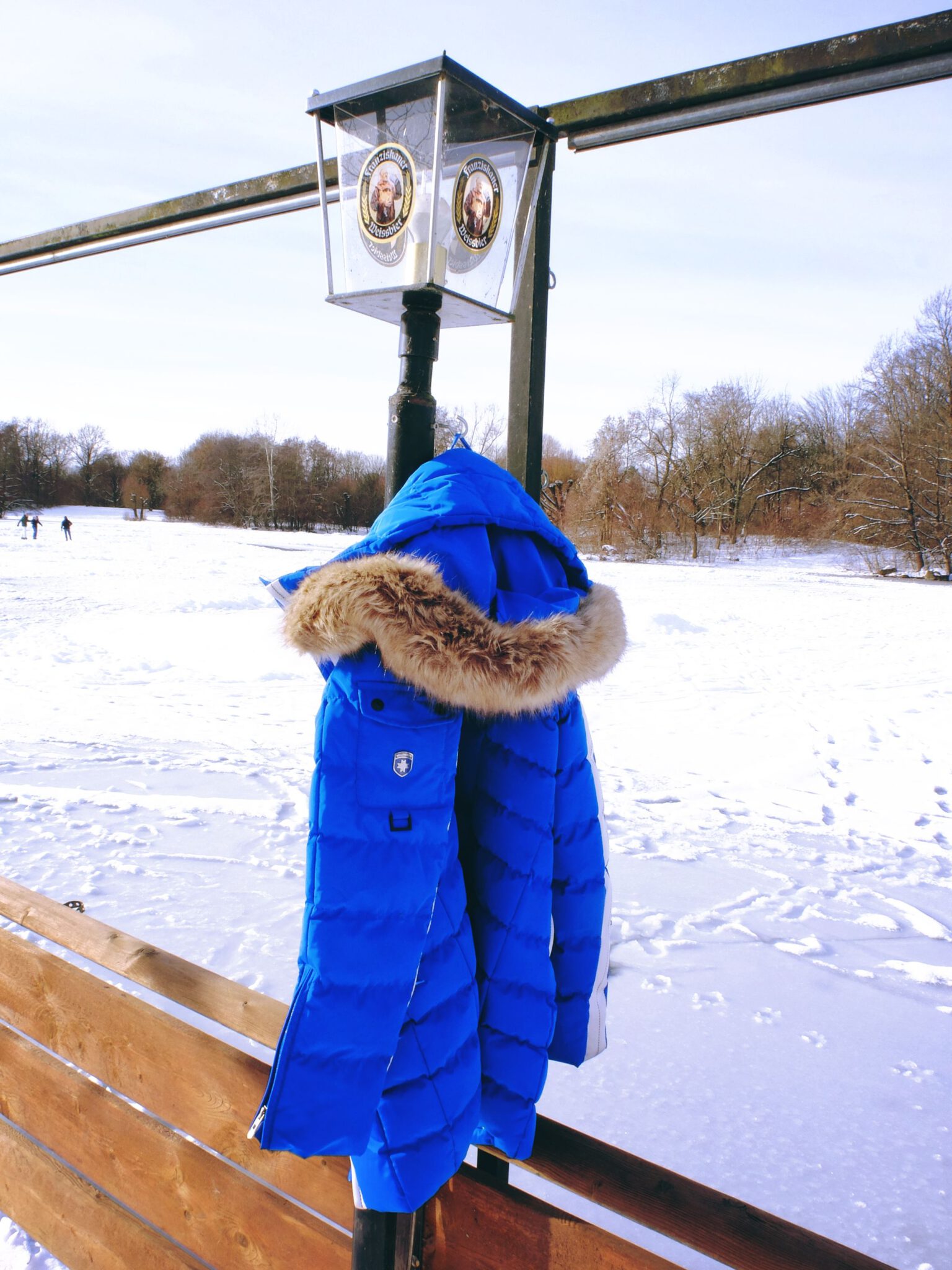Freizeitoutfit mit warmer Winterjacke in Blau - Bavarian Lady